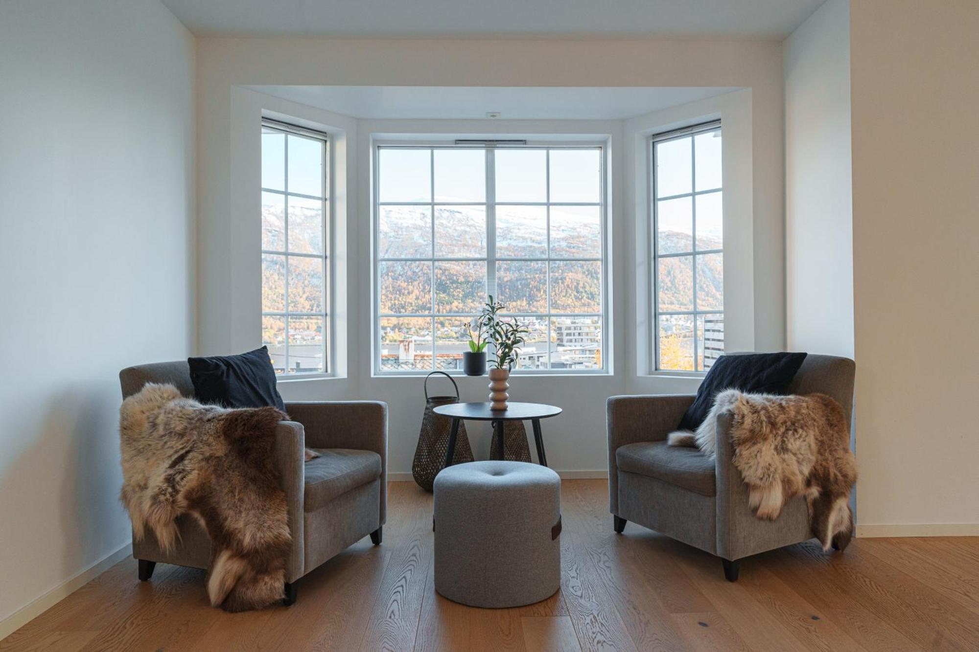 Апартаменты Modern House With Great View! Тромсё Экстерьер фото